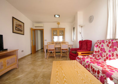 Salón comedor con mobiliario de madera y sofá