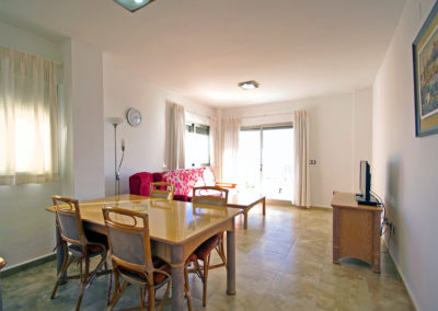 Salón comedor amplio en apartamento barato en Calpe con televisión y luz natural