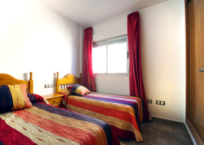 Dormitorio con dos camas individuales