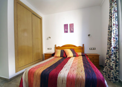 Dormitorio con cama doble y armario empotrado